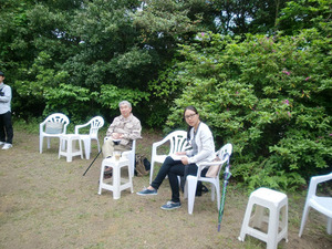 CIMG6468加地邸前庭にて植田、尾立