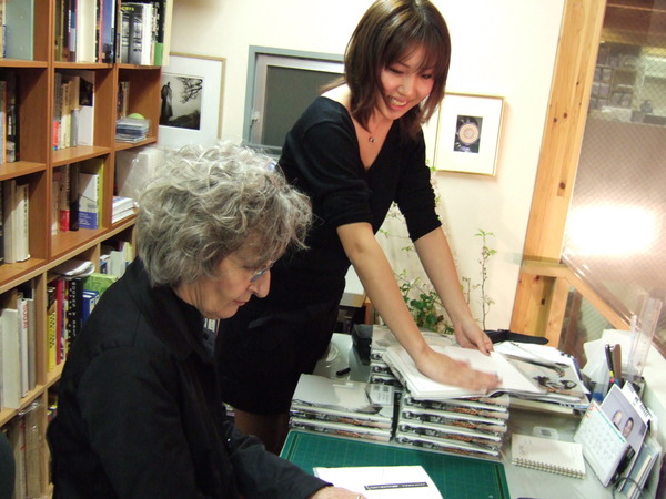 サインするトリシャブラウン20060322