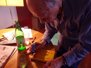 ③文章に書いた、メカスさんがサインの横に花を書いてくれている様子