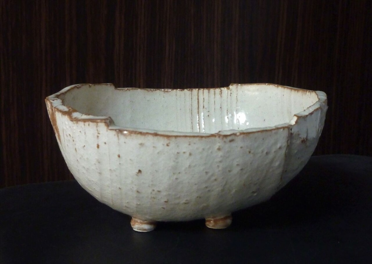 図版７.八木一夫「白化粧俵鉢」制作年不詳