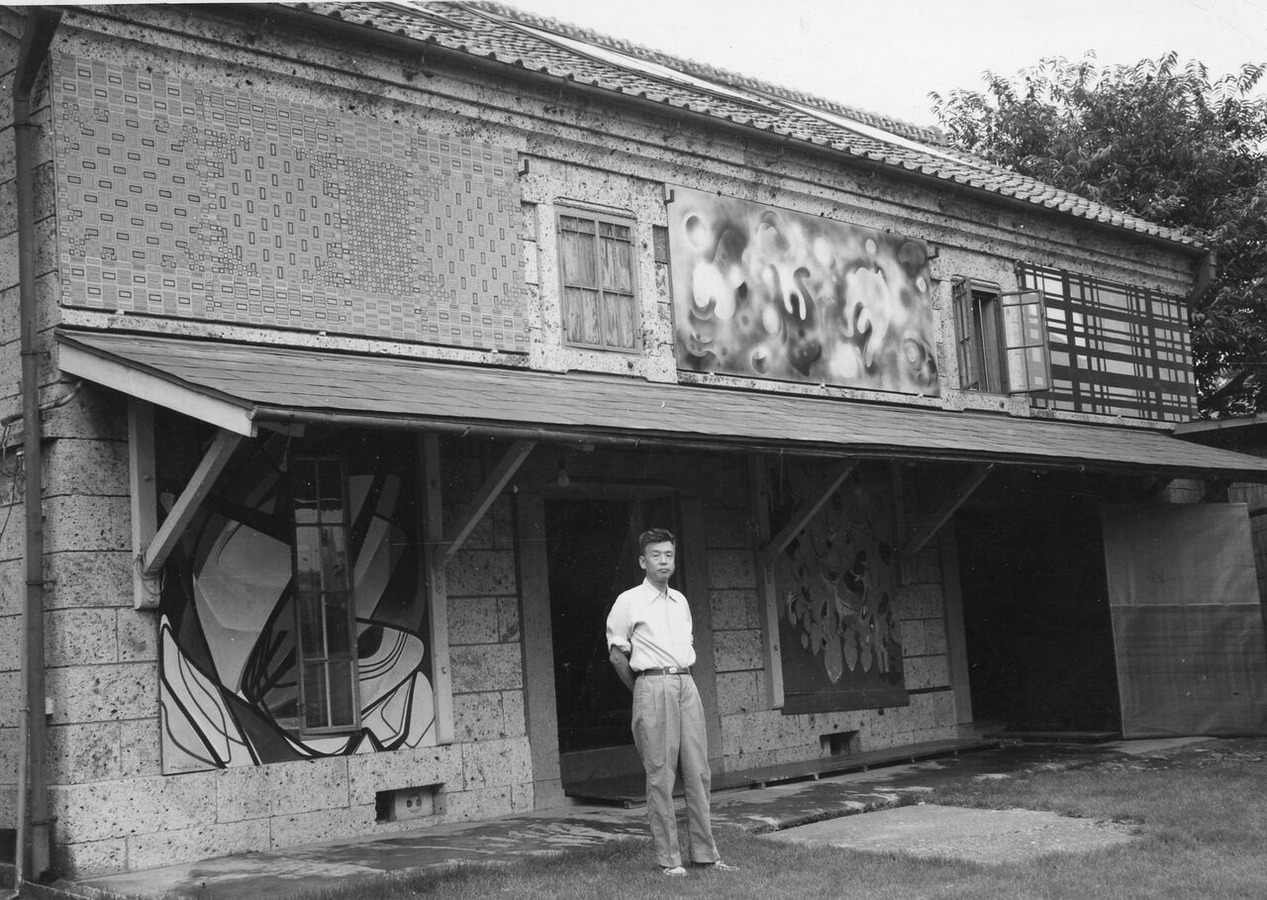 ⑥久保貞次郎と久保アトリエ外壁の様子