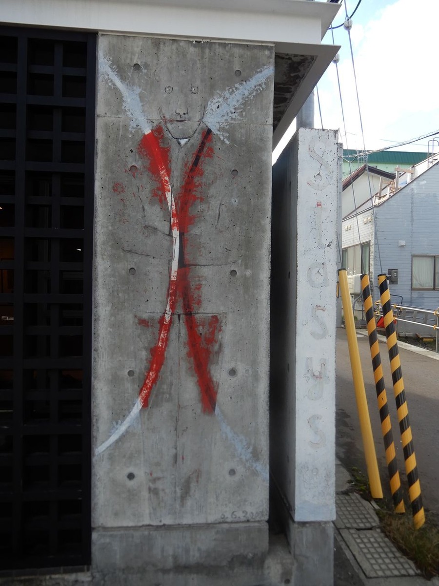 図9森ヒロコ・スタシス美術館の入口壁画（スタシスによる）