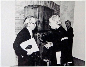 図19-4 「遺作」の前で